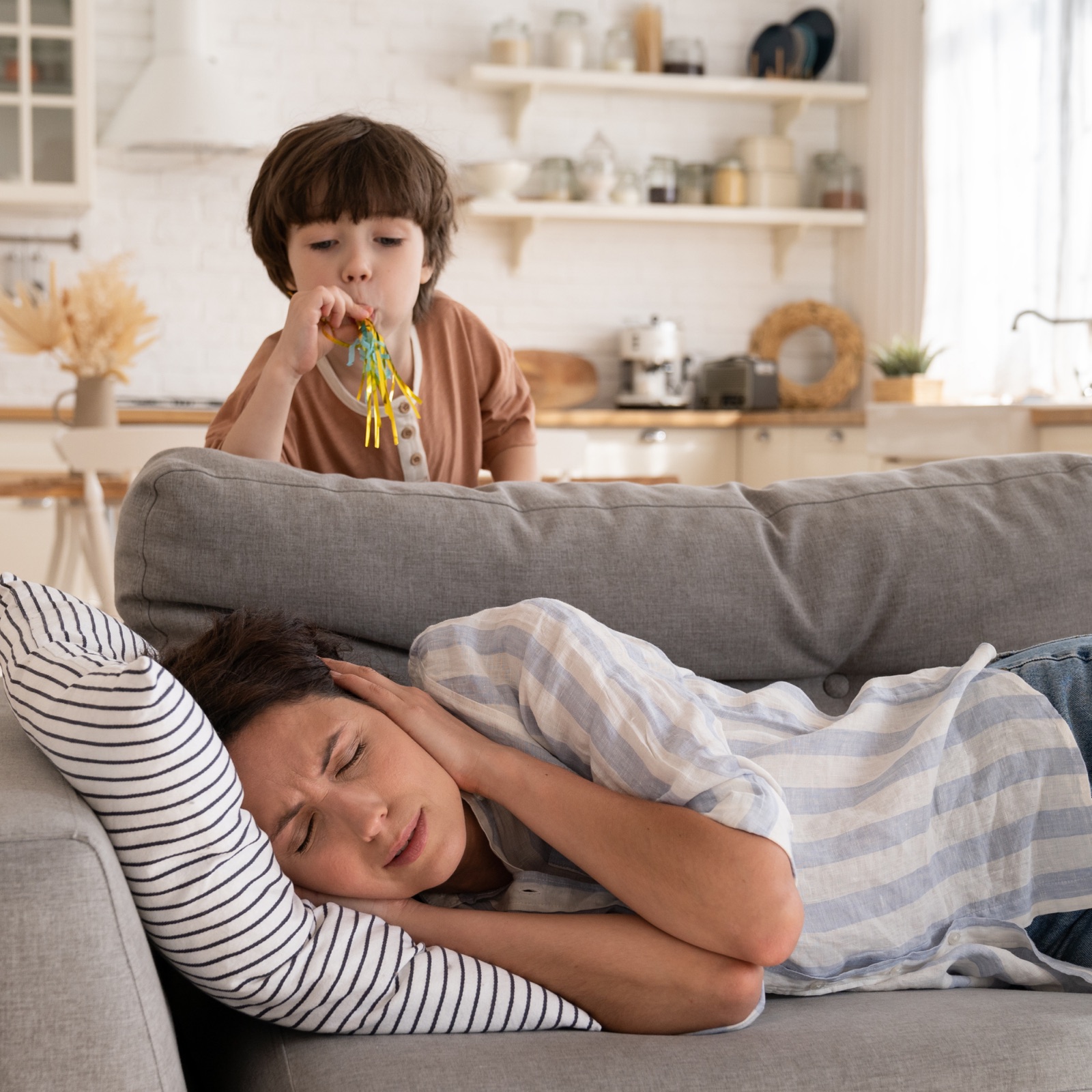 Zmęczona mama w codziennym zabieganiu z dzieckiem