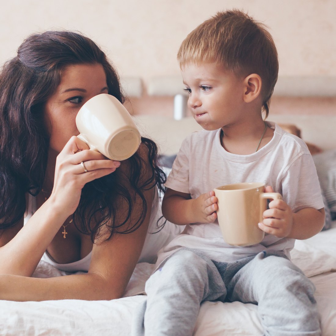Mama z dzieckiem przy porannej herbacie