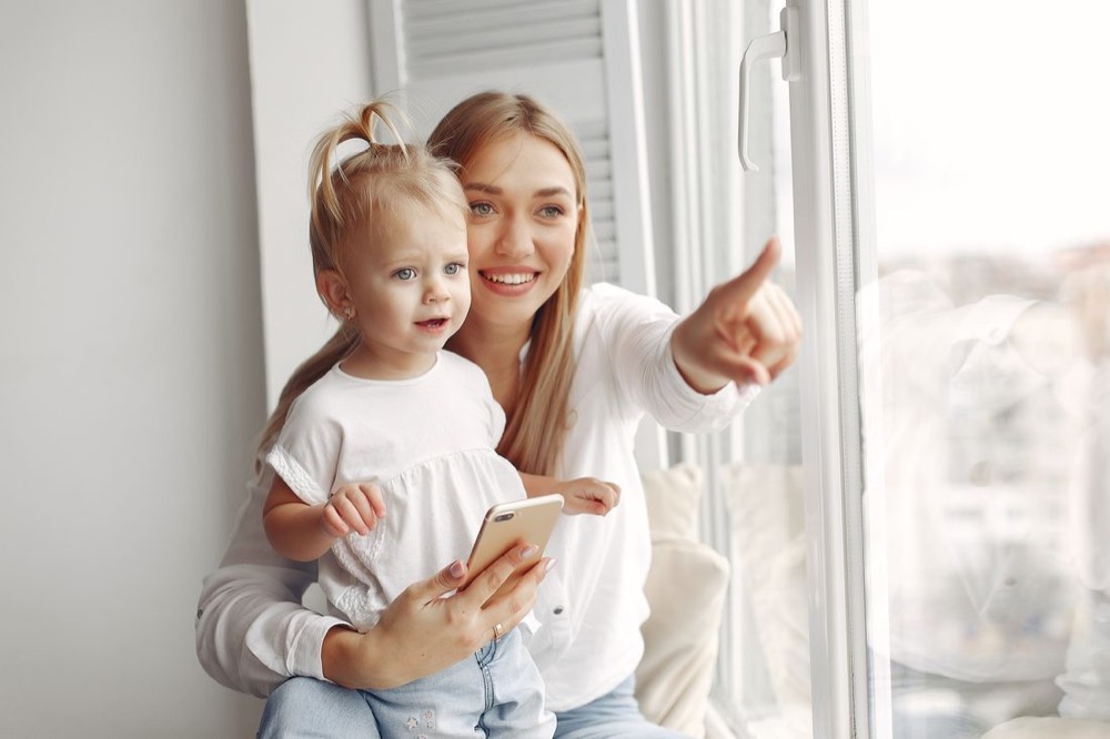 Mama spędza spokojną chwilę z córką