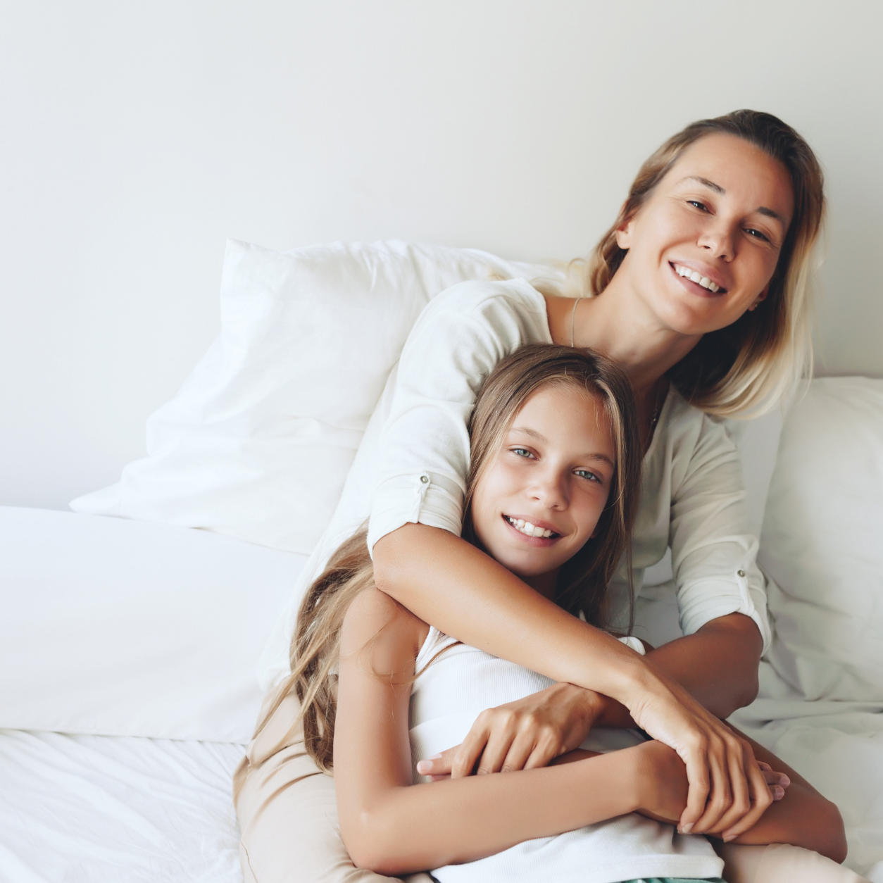 Spokojna mama przytula córkę, odpoczywając razem na kanapie