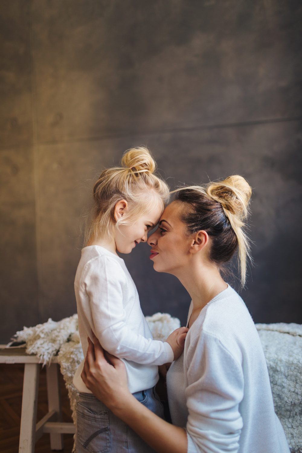 Mama i córka podczas spokojnej, bliskiej chwili