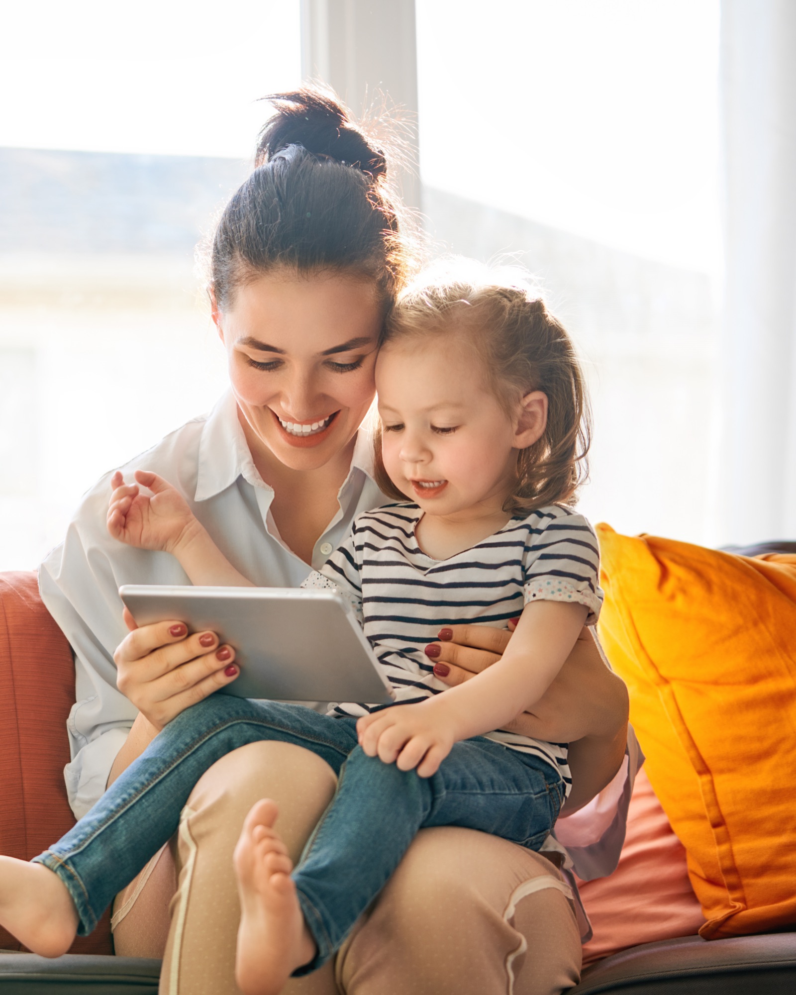 Mama z dzieckiem patrzą na tablet